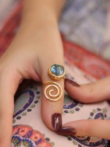 L'Atelier de Gaia Pozłacany pierścionek z labradorytem rozmiar: onesize. Niebieskie pierścionki L'Atelier de Gaia, z labradorytem, pozłacane. Za 65,85 zł.