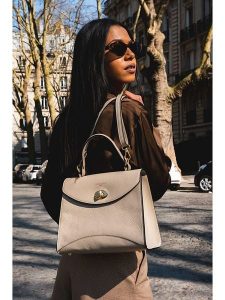 Victor & Hugo Paris Skórzana torebka "Winy" w kolorze beżowym - 29 x 22 x 11,5 cm rozmiar: onesize. Brązowe torebki klasyczne Victor & Hugo Paris, bez wzorów, z materiału, przez ramię, bez dodatków. Za 448,99 zł.