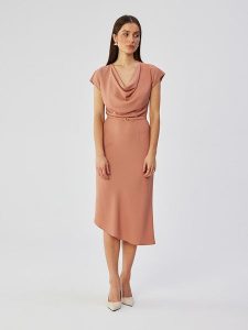 Stylove Sukienka w kolorze beżowym rozmiar: L. Brązowe sukienki Stylove, l, bez wzorów, z tkaniny, z asymetrycznym kołnierzem, bez ramiączek, midi, asymetryczne. Za 159,99 zł.