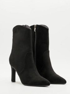 Bellucci Botki w kolorze czarnym rozmiar: 36. Czarne botki Bellucci, bez wzorów, bez obcasa, na szpilce, bez zapięcia. Za 130,99 zł.