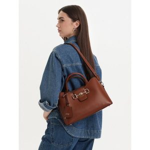 Torebka Guess. Brązowe torebki klasyczne Guess, z aplikacjami, bez dodatków. Za 369,99 zł.