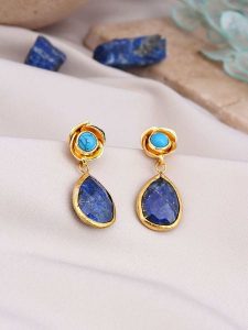 L'Atelier de Gaia Pozłacane kolczyki-wkrętki z lapis lazuli i turkusami rozmiar: onesize. Niebieskie kolczyki L'Atelier de Gaia, z lazurytem, pozłacane. Za 79,03 zł.