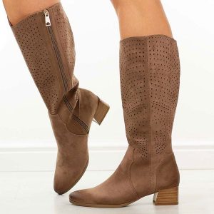 J.Brązowe zamszowe kozaki damskie na obcasie Vinceza 58637. Brązowe kozaki VINCEZA, na jesień, w ażurowe wzory, z zamszu, bez obcasa, na obcasie, bez zapięcia. Za 239,00 zł.