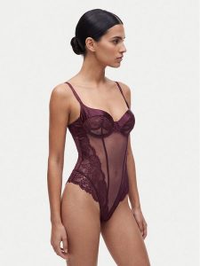 Guess Body O6BM06 K5000 Bordowy. Czerwone body i gorsety Guess, z aplikacjami, z syntetyku. Za 344,99 zł.