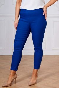 Szafirowe spodnie chinosy Nina z zamkami 7/8 PLUS SIZE XXL WIOSNA. Niebieskie chinosy Nasi partnerzy, bez wzorów, z elastanu, krótkie. Za 159,90 zł.