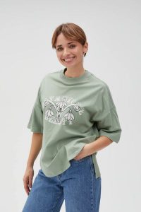 Bawełniana bluza z nadrukiem i krótkimi rękawami. Bluzy MOODO, l, bez wzorów, z bawełny, bez kaptura. W wyprzedaży za 44,99 zł.