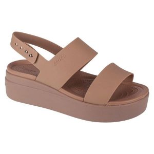 Sandały Crocs Brooklyn Low Wedge 206453-2EL beżowy. Brązowe sandały bez wzorów, bez obcasa, na koturnie, bez zapięcia. Za 356,70 zł.
