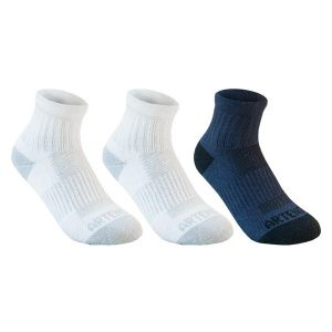 Skarpety sportowe tenis RS500 mid 3 pary. Białe skarpetki DECATHLON, bez wzorów, z bawełny. Za 29,99 zł.