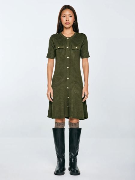 Sukienka damska mini z wiskozy z ozdobnymi guzikami khaki Dilara 303. Zielone sukienki Big Star, do pracy, l, bez wzorów, z dzianiny, biznesowe, bez kołnierzyka, bez ramiączek, mini. W wyprzedaży za 119,99 zł.