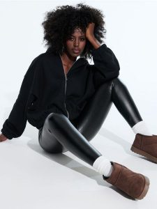 Legginsy - czarny. Czarne legginsy Sinsay, bez wzorów. Za 29,99 zł.