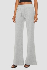 JUICY COUTURE Szare spodnie dresowe damskie Layla Low Rise, Rozmiar S. Szare spodnie dresowe Juicy Couture, s, bez wzorów, z dresówki. Za 499,99 zł.