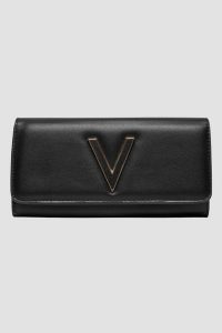 VALENTINO Czarny portfel Coney. Czarne portfele Valentino by Mario Valentino, bez wzorów. W wyprzedaży za 199,99 zł.