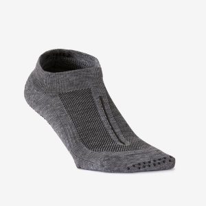 Skarpetki fitness Nyamba antypoślizgowe 900. Szare skarpetki DOMYOS, bez wzorów, z dzianiny. Za 29,99 zł.