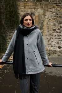 Gładki szal czarny. Czarne szaliki MOODO, bez wzorów, z poliesteru. Za 49,99 zł.