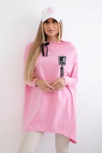 Bluza oversize z asymetrycznymi bokami jasno różowa. Czerwone bluzy KESI, l, bez wzorów, z bawełny, bez kaptura. Za 209,11 zł.