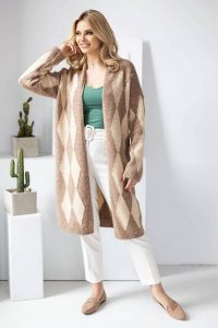 Elegancki sweter kardigan w romby cappuccino. Kardigany Peekaboo. Za 349,00 zł.