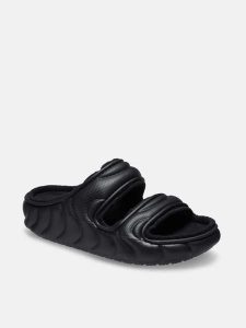 Crocs Klapki "Classic Cozzzy Overpuff" w kolorze czarnym rozmiar: 45/46. Czarne klapki Crocs, bez wzorów, z materiału, z otwartym noskiem, bez obcasa. Za 148,96 zł.