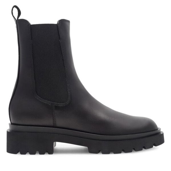 Botki GINO ROSSI. Czarne botki Gino Rossi, bez wzorów, bez obcasa, na płaskiej podeszwie, bez zapięcia. Za 349,99 zł.