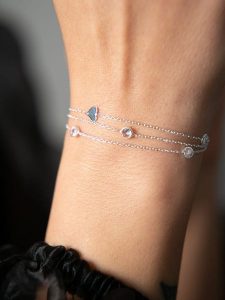 Heliophilia Srebrna bransoletka z elementami ozdobnymi rozmiar: onesize. Szare bransoletki Heliophilia, z cyrkonią, srebrne. Za 104,39 zł.