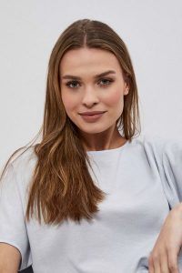 Bluza z krótkim rękawem szara. Szare bluzy MOODO, s, bez wzorów, z bawełny, bez kaptura. W wyprzedaży za 39,99 zł.