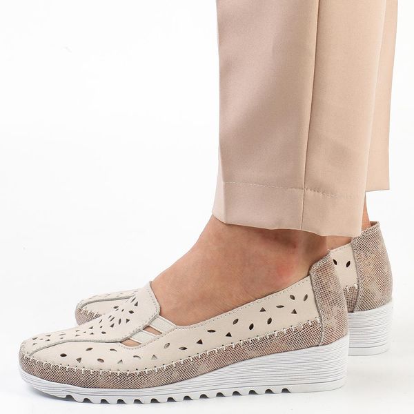 Beżowe przewiewne skórzane półbuty damskie na koturnie T.Sokolski W26-275. Brązowe półbuty Sokolski, na jesień, w ażurowe wzory, ze skóry, bez obcasa, na koturnie, bez zapięcia. W wyprzedaży za 161,10 zł.