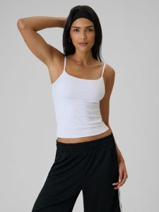 4F Top slim gładki damski - biały L. Białe topy 4f, l, bez wzorów, z dzianiny, bez kołnierzyka, bez ramiączek. Za 59,99 zł.