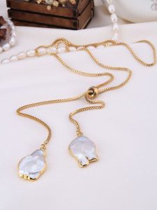 Pierres delicates Pozłacany naszyjnik z zawieszką - dł. 50 cm rozmiar: onesize. Białe naszyjniki Pierres delicates, z kamieniem księżycowym, pozłacane. Za 65,45 zł.