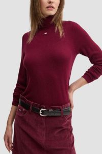TOMMY JEANS Bordowy damski golf. Czerwone golfy Tommy Jeans, bez wzorów, z jeansu. W wyprzedaży za 354,99 zł.