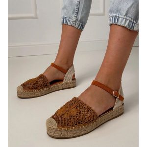 Brązowe sandały espadryle ażurowe. Brązowe sandały w ażurowe wzory, z tkaniny, z okrągłym noskiem, bez obcasa, na platformie, bez zapięcia. Za 81,09 zł.