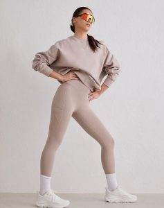 Damskie legginsy biegowe 7/8 wysoki stan squat proof kieszenie Le Run ciemny beż. Brązowe legginsy AIM'N, bez wzorów, z elastanu, z podwyższonym stanem. Za 381,00 zł.
