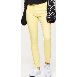 Spodnie high waist skinny - Żółty. Spodnie z wysokim stanem marki Cropp. W wyprzedaży za 39,99 zł.