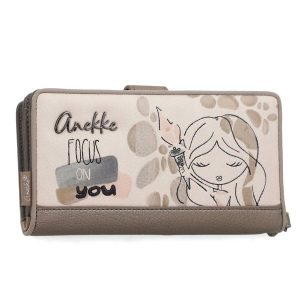 Portfel damski Anekke, z efektownym nadrukiem i metalowym logo zamykany na klapę wyposażony w przegrody na banknoty kieszeń na monety oraz liczne mie. Brązowe portfele Anekke, bez wzorów. Za 199,00 zł.
