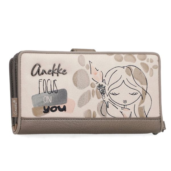 Portfel damski Anekke, z efektownym nadrukiem i metalowym logo zamykany na klapę wyposażony w przegrody na banknoty kieszeń na monety oraz liczne mie. Brązowe portfele Anekke, bez wzorów. Za 199,00 zł.