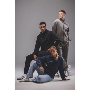 Spodnie dresowe Erima Premia w kolorze czarnym. Czarne spodnie dresowe Erima, bez wzorów, z dresówki. Za 359,99 zł.