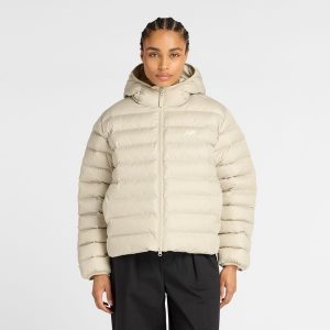 Kurtka zimowa damska New Balance WO53500SHY – beżowa. Brązowe kurtki New Balance, na zimę, l, z aplikacjami, z materiału, z kapturem. Za 529,99 zł.