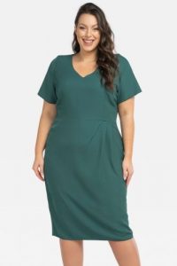 Sukienka ołówkowa elegancka z podszewką i drapowaniem w pasie HILLS butelkowa zieleń. Zielone sukienki KARKO, do pracy, plus size, bez wzorów, z elastanu, biznesowe, bez kołnierzyka, plus size, bez ramiączek, kopertowe. Za 189,50 zł.