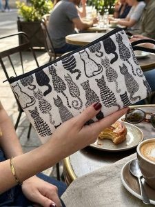 Nakkash Kosmetyczka w kolorze biało-czarnym - 19 x 10 x 1 cm rozmiar: onesize. Białe kosmetyczki Nakkash, bez wzorów, z materiału. Za 56,93 zł.