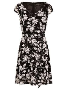 APART Sukienka w kolorze czarnym ze wzorem rozmiar: M. Białe sukienki Apart, m, bez wzorów, z tkaniny, bez kołnierzyka, bez ramiączek, mini, rozkloszowane. Za 157,35 zł.