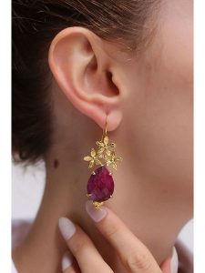 L'Atelier de Gaia Pozłacane kolczyki z agatem rozmiar: onesize. Różowe kolczyki L'Atelier de Gaia, z agatem, pozłacane. Za 56,99 zł.