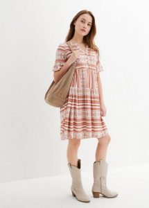 Sukienka shirtowa z lejącego materiału z wiskozą. Białe sukienki bonprix, bez wzorów, z wiskozy, bez kołnierzyka, bez ramiączek, mini. Za 87,99 zł.