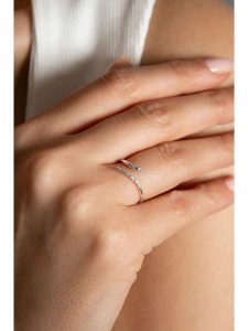 Lodie Silver Srebrny pierścionek z cyrkoniami rozmiar: onesize. Szare pierścionki Lodie Silver, z cyrkonią, srebrne. Za 43,99 zł.