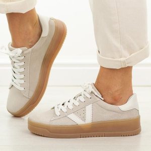 Beżowe skórzane półbuty damskie Vinceza 79597. Brązowe półbuty VINCEZA, na jesień, bez wzorów, z jeansu, z okrągłym noskiem, bez obcasa, na płaskiej podeszwie, bez zapięcia. Za 239,00 zł.