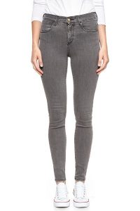 WRANGLER HIGH SKINNY CONCRETE PLAN W27HQG25P 112128112. Szare rurki Wrangler, z jeansu. W wyprzedaży za 89,99 zł.
