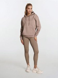 Prążkowane legginsy - beżowy. Brązowe legginsy Sinsay, bez wzorów, prążkowane. Za 39,99 zł.