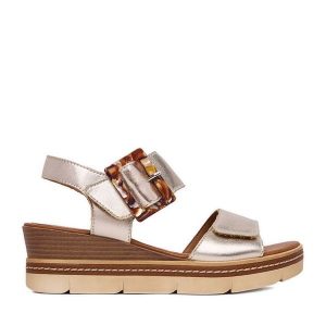 Sandały Remonte. Żółte sandały Remonte, bez wzorów, bez obcasa, na koturnie, bez zapięcia. Za 379,99 zł.