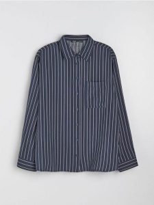 Koszula oversize w pionowe paski, z wiskozą - granatowy. Niebieskie koszule Sinsay, l, bez wzorów, z wiskozy, bez kołnierzyka, bez ramiączek. Za 39,99 zł.