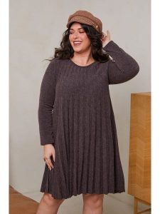 Curvy Lady Sukienka w kolorze ciemnobrązowym rozmiar: 40/42. Brązowe sukienki Curvy Lady, bez wzorów, klasyczne, bez kołnierzyka, bez ramiączek, midi. Za 144,92 zł.