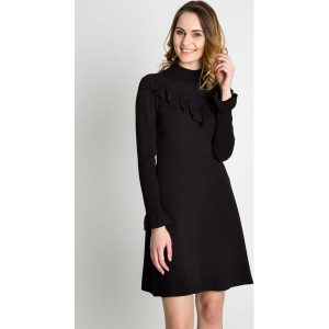 Czarna elegancka sukienka z falbaną na dekolcie BIALCON. Sukienki marki BIALCON. W wyprzedaży za 234,00 zł.