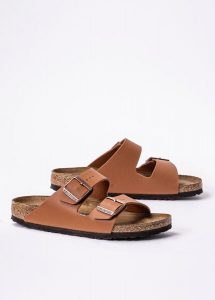 Klapki damskie brązowe Birkenstock Arizona BF. Brązowe klapki Birkenstock, bez wzorów, z materiału, bez obcasa. Za 449,00 zł.