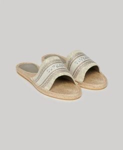 Superdry Canvas Espadrille Overlay Sliders – Espadryle-slidery z płócienną paską. Szare espadryle Superdry, bez wzorów, z bawełny, bez obcasa, na obcasie. Za 253,85 zł.